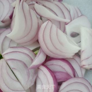 蚝油拌洋葱的做法步调：3
