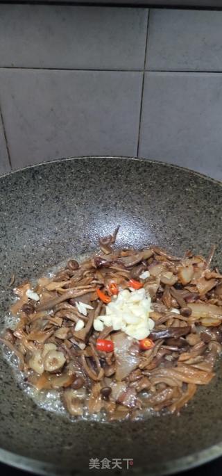 腊肉炒单菇的做法步调：5