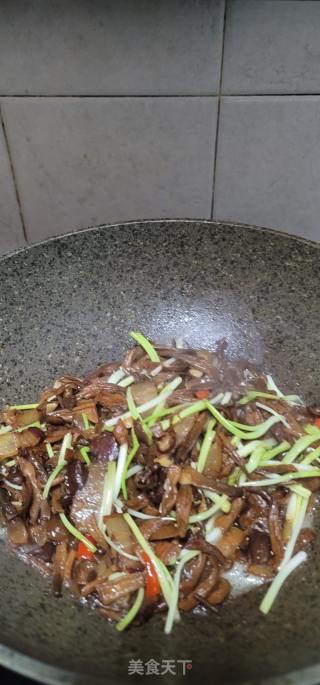 腊肉炒单菇的做法步调：9