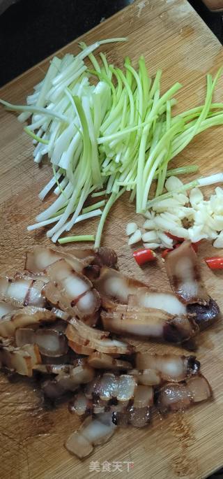 腊肉炒单菇的做法步调：2