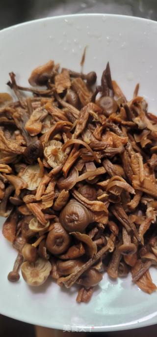 腊肉炒单菇的做法步调：1