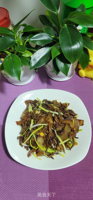 腊肉炒单菇的做法步调：10
