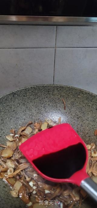 腊肉炒单菇的做法步调：6