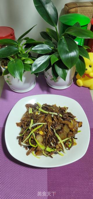 腊肉炒单菇的做法步调：11