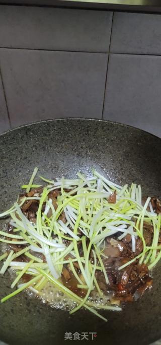腊肉炒单菇的做法步调：8