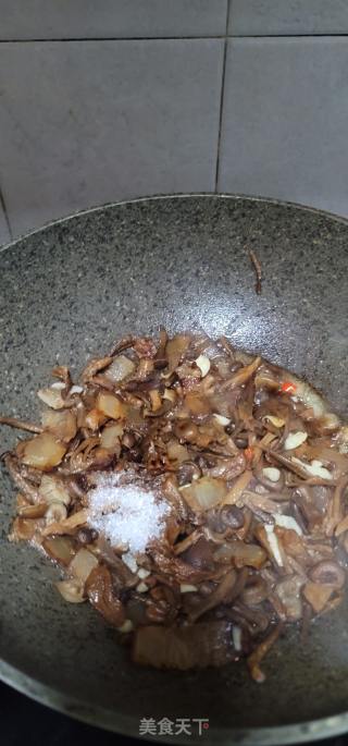 腊肉炒单菇的做法步调：7