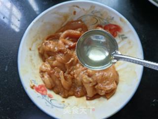 喷鼻葱鸡胸肉的做法步调：3