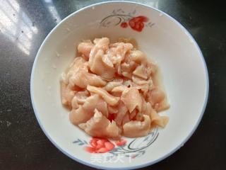 喷鼻葱鸡胸肉的做法步调：1