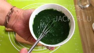 抹茶古早蛋糕，心感云朵般细致，抹茶味清爽而共同。的做法步调：1