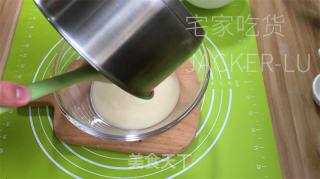 抹茶古早蛋糕，心感云朵般细致，抹茶味清爽而共同。的做法步调：3