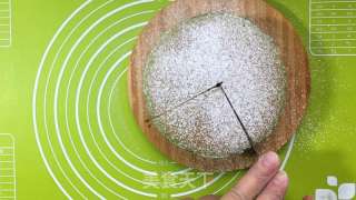 抹茶古早蛋糕，心感云朵般细致，抹茶味清爽而共同。的做法步调：21