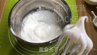 抹茶古早蛋糕，心感云朵般细致，抹茶味清爽而共同。的做法步调：12