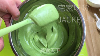 抹茶古早蛋糕，心感云朵般细致，抹茶味清爽而共同。的做法步调：16