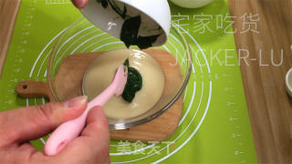 抹茶古早蛋糕，心感云朵般细致，抹茶味清爽而共同。的做法步调：4