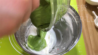 抹茶古早蛋糕，心感云朵般细致，抹茶味清爽而共同。的做法步调：15