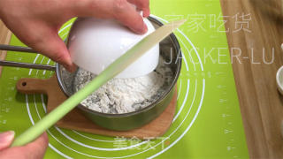 抹茶古早蛋糕，心感云朵般细致，抹茶味清爽而共同。的做法步调：2