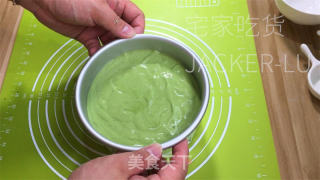 抹茶古早蛋糕，心感云朵般细致，抹茶味清爽而共同。的做法步调：18