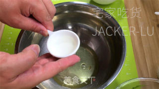 抹茶古早蛋糕，心感云朵般细致，抹茶味清爽而共同。的做法步调：9