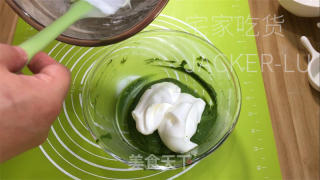 抹茶古早蛋糕，心感云朵般细致，抹茶味清爽而共同。的做法步调：13