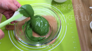 抹茶古早蛋糕，心感云朵般细致，抹茶味清爽而共同。的做法步调：8