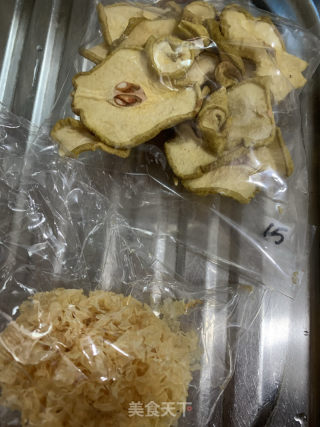 雪梨坤雪耳火的做法步调：1
