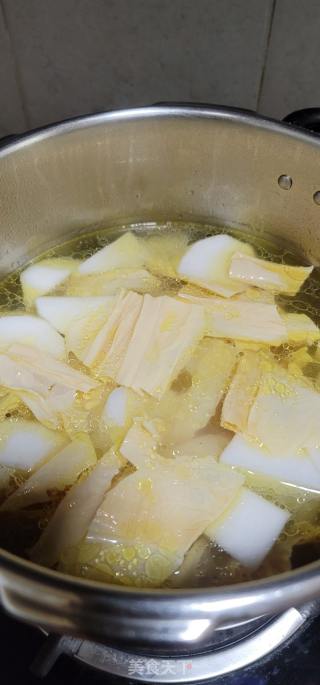 下汤煮萝卜腐竹的做法步调：3