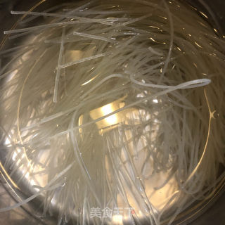 辣烧米粉的做法步调：1