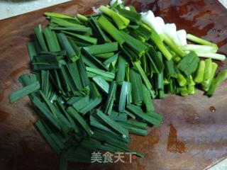 五花肉炒蒜苗的做法步调：2