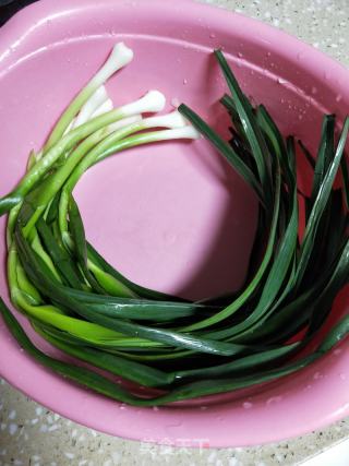 五花肉炒蒜苗的做法步调：1