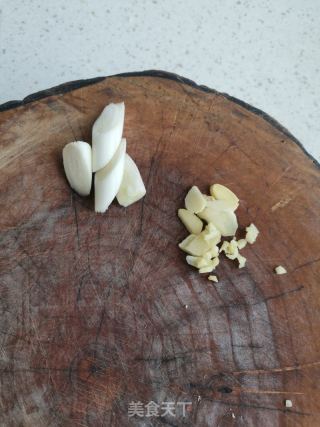 喷鼻辣黄花鱼的做法步调：2