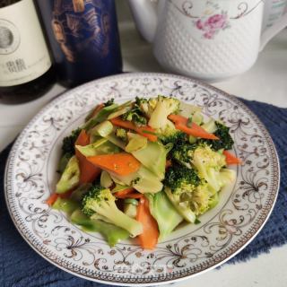 胡萝卜炒西兰花的做法步调：7