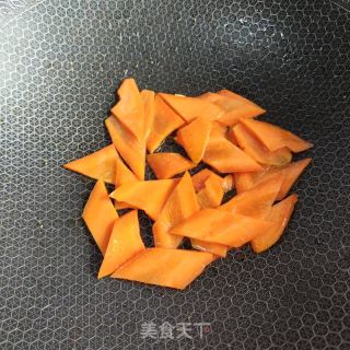 胡萝卜炒西兰花的做法步调：3