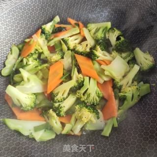 胡萝卜炒西兰花的做法步调：5