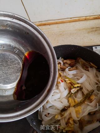 肥肠炒河粉的做法步调：7