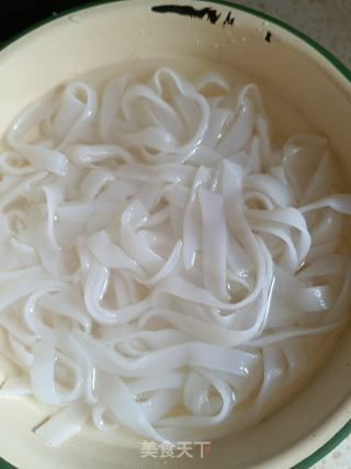 肥肠炒河粉的做法步调：1