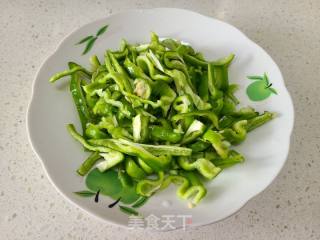 青椒炒鸡胸肉的做法步调：2