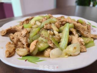 丝瓜炒鸡胸肉的做法步调：9