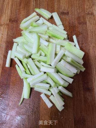 丝瓜炒鸡胸肉的做法步调：3