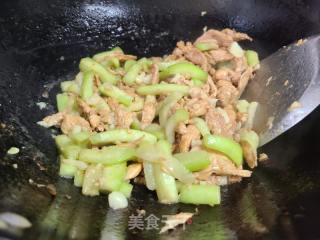 丝瓜炒鸡胸肉的做法步调：7