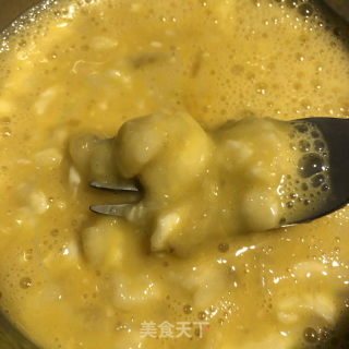 喷鼻蕉蛋饼的做法步调：2