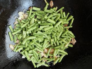 豆角炒五花肉的做法步调：4