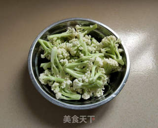 豉喷鼻炒菜花的做法步调：1