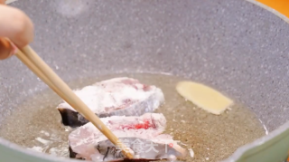 喷鼻煎马鲛鱼的做法步调：5