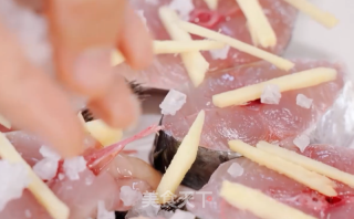 喷鼻煎马鲛鱼的做法步调：2