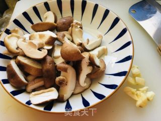 喷鼻菇炒油菜的做法步调：2