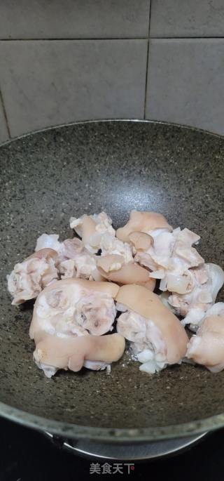 花死焖猪蹄的做法步调：5