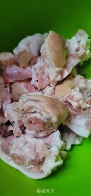 花死焖猪蹄的做法步调：1