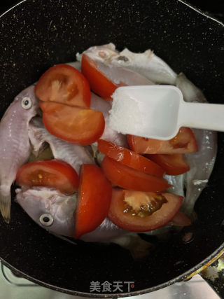 番茄剥皮鱼的做法步调：7