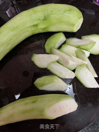 丝瓜炒鸡蛋的做法步调：2