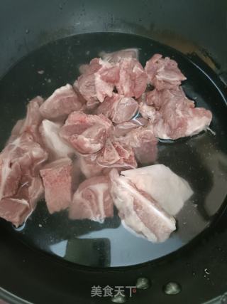 山药骨头汤的做法步调：1